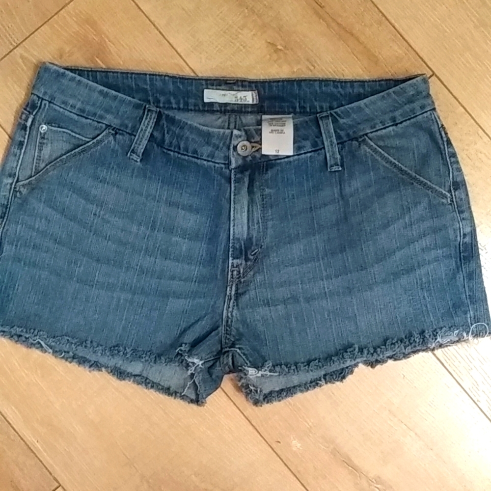 Levis Jean Shorts Capri Style - Size 12